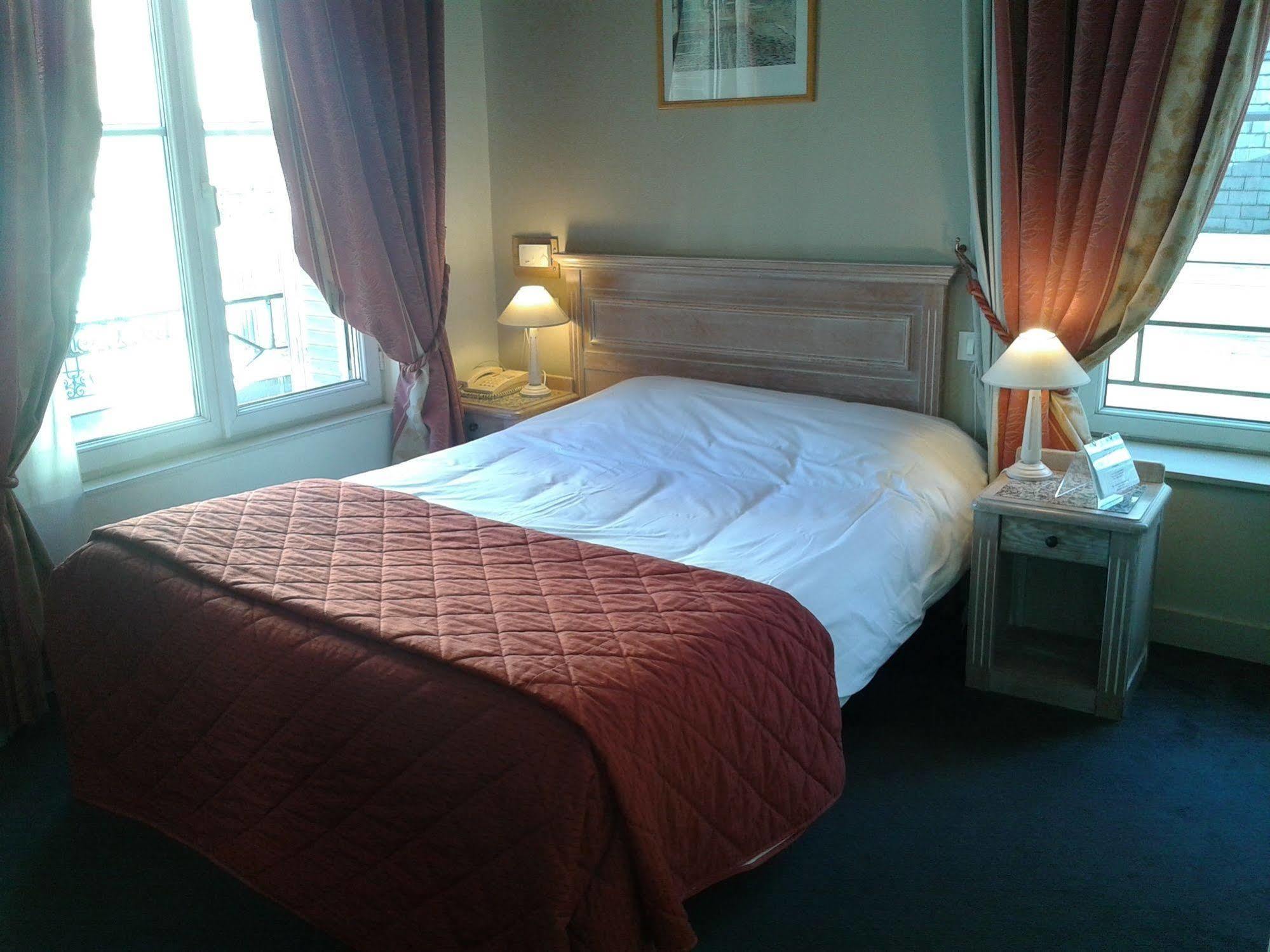 Brit Hotel Aux Sacres Reims, Centre Historique Exteriör bild