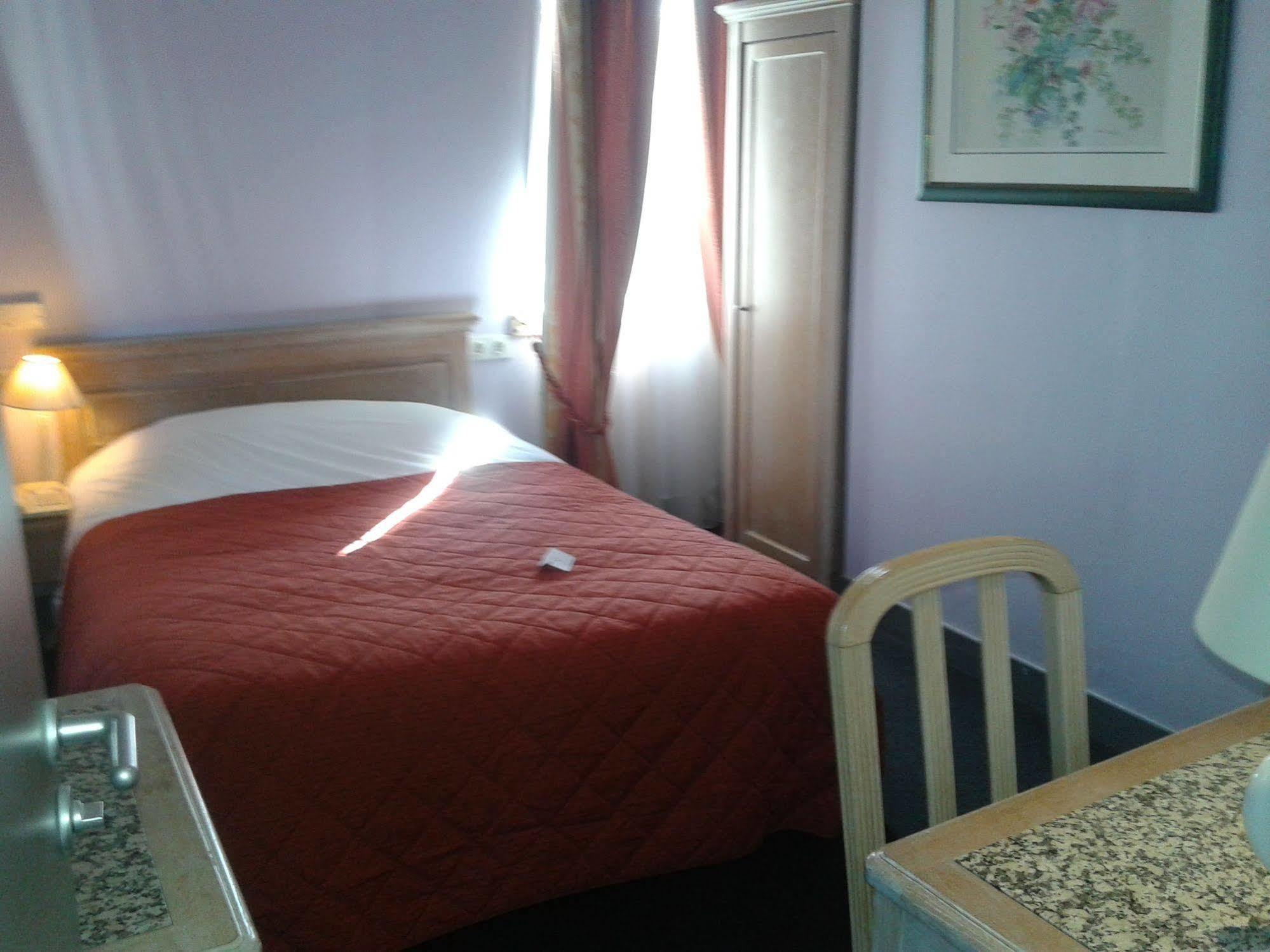Brit Hotel Aux Sacres Reims, Centre Historique Exteriör bild