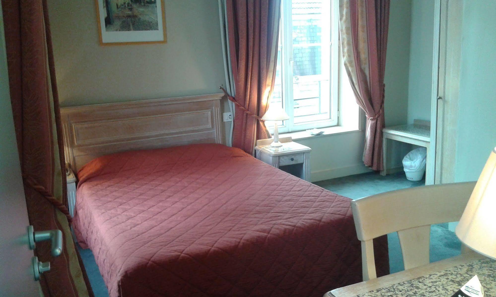 Brit Hotel Aux Sacres Reims, Centre Historique Exteriör bild